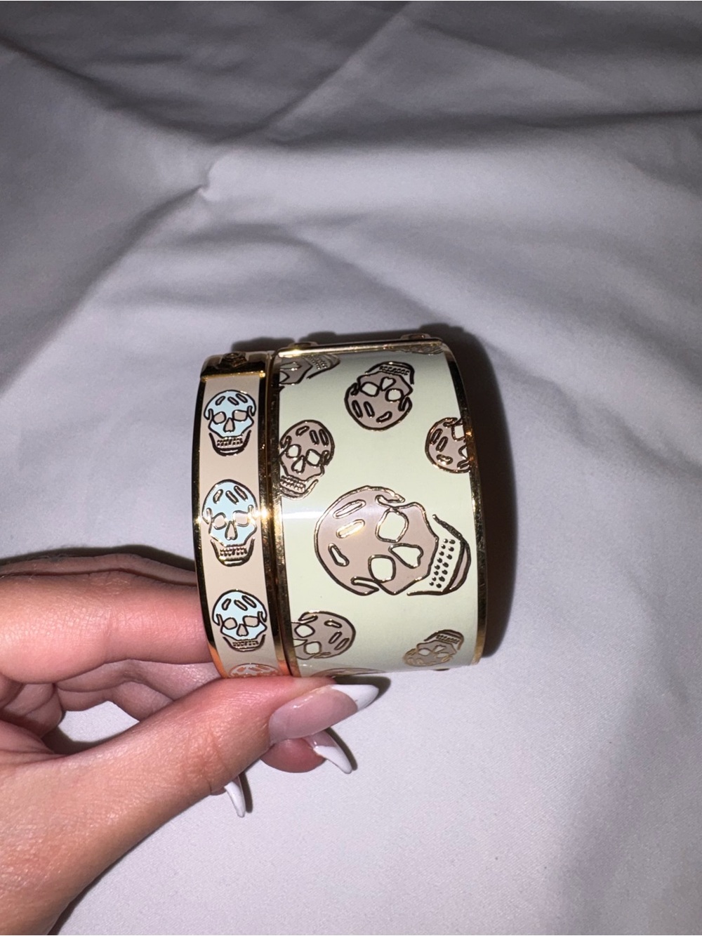 Alexander McQueen Cream and Gold Skull Enamel Bangle Set - Picture 8 of 11